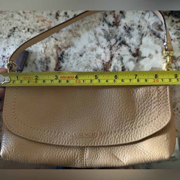 Small beige coach wallet clutch. - Picture 7 of 9